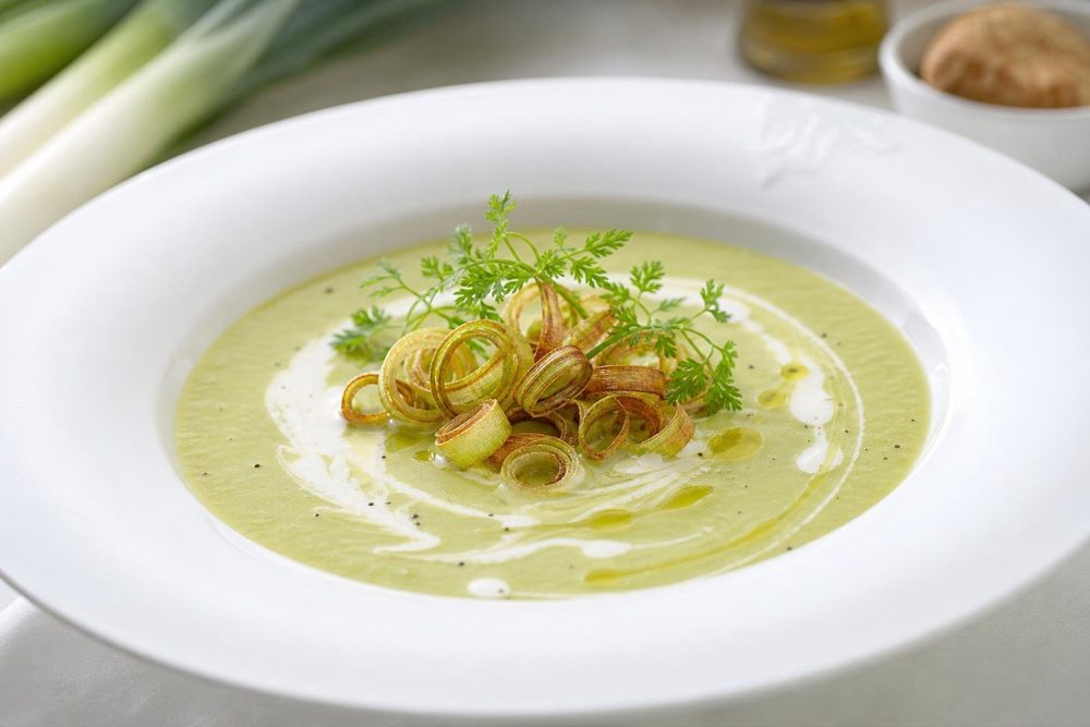 Potage Crème Poireaux Keto, plated and ready to serve
