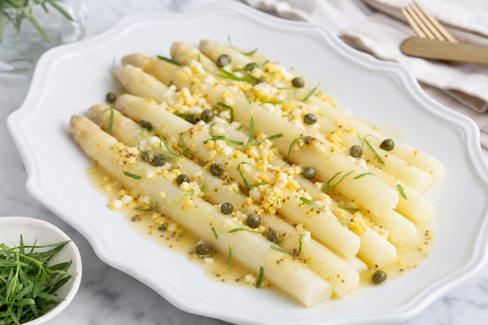 Asperges Vinaigrette Dijon, plated and ready to serve