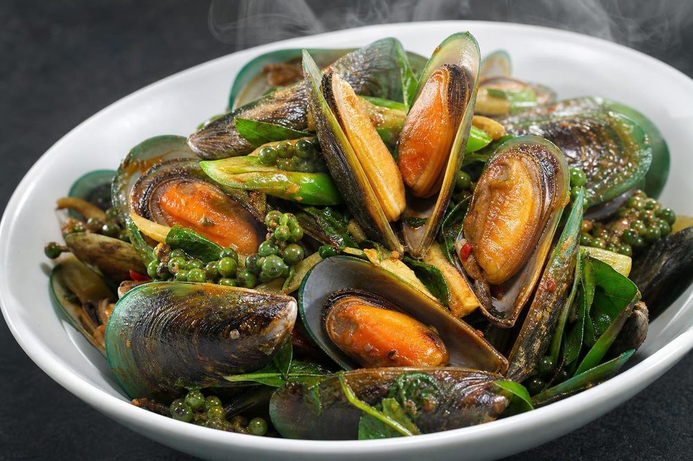 Hoi Malaeng Poo Pad Cha Stir Fried Mussels, plated and ready to serve