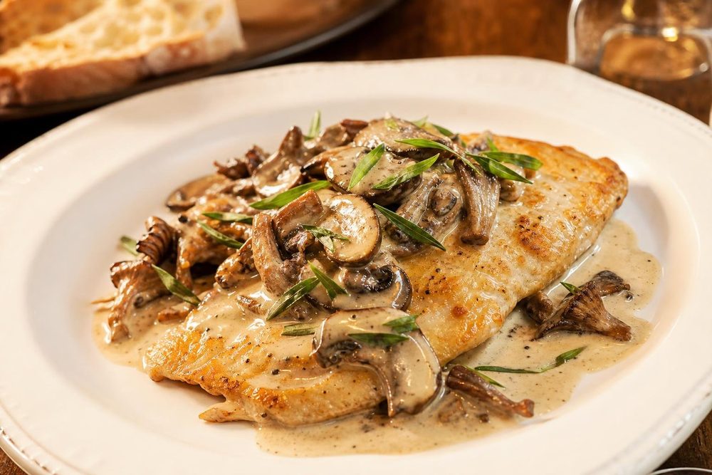 Escalope Poulet Crème Champignons, plated and ready to serve