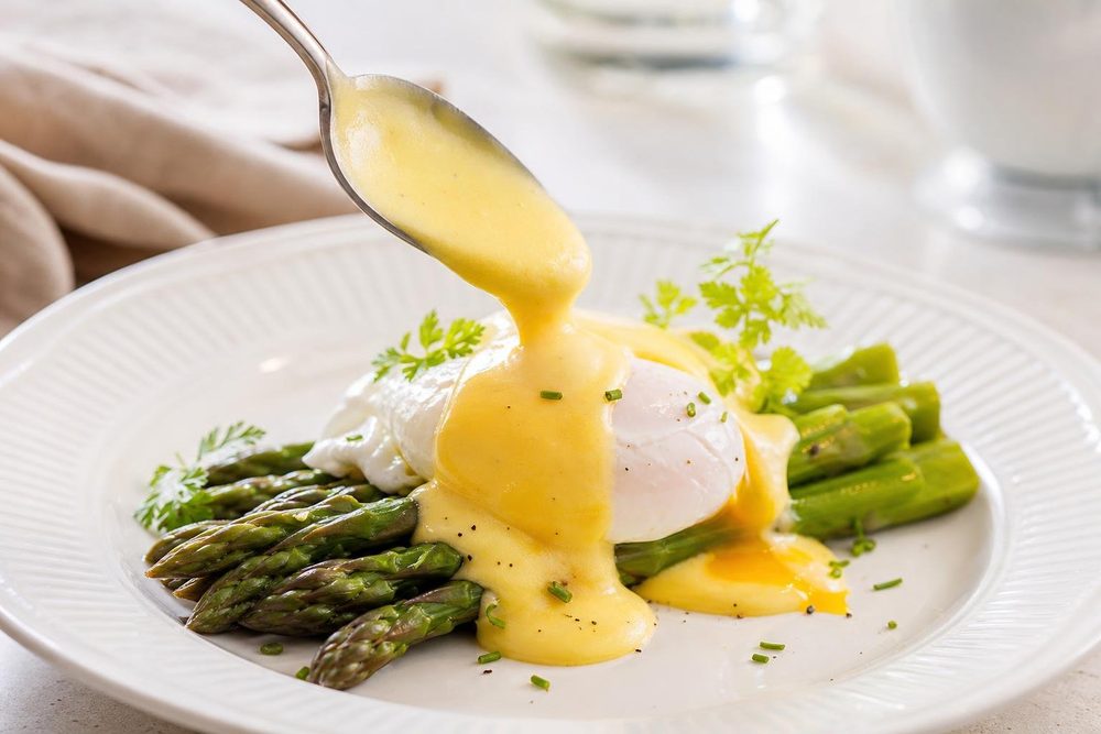 Sauce Hollandaise Keto, plated and ready to serve